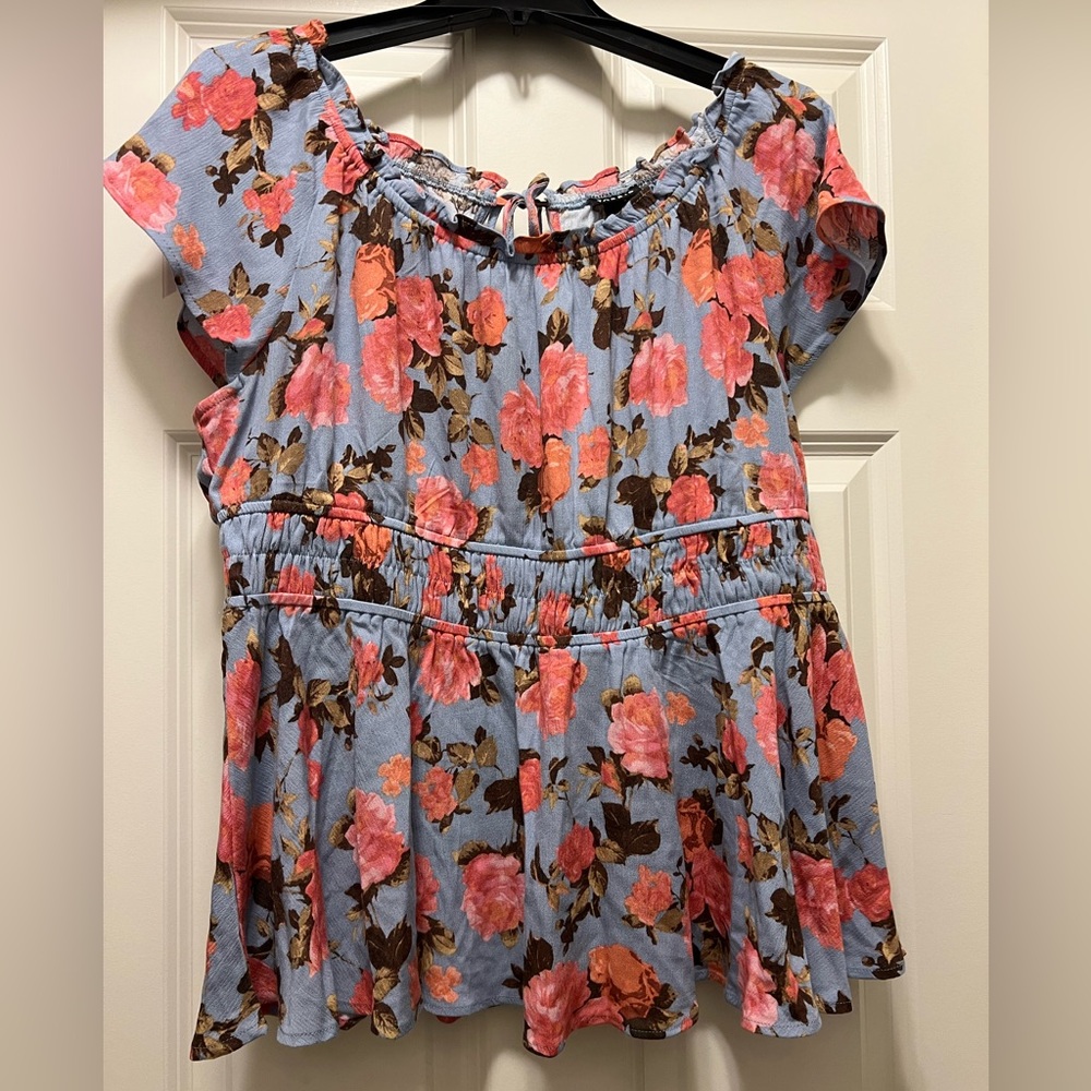 Pre-LOVED Torrid floral top. EUC. Lightweight, cinched waist details. Size 0.